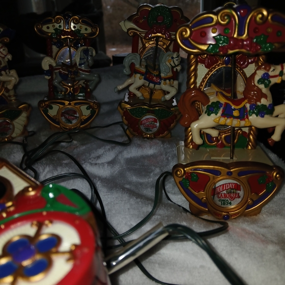 Mr.Christmas Vintage Festive Carousel Holiday Decor Set